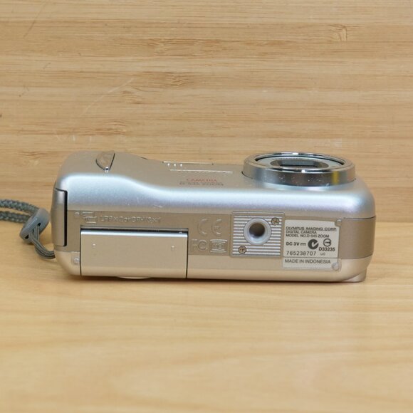 Olympus CAMEDIA D-545 Zoom 4 MP Digital Camera, 3x optical zoom, (Silver) - Picture 7 of 9